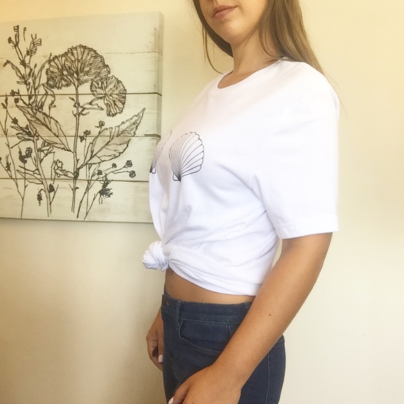 Bella + Canvas 'Seashells' Graphic Crew Neck Tee - Picture 7 of 8